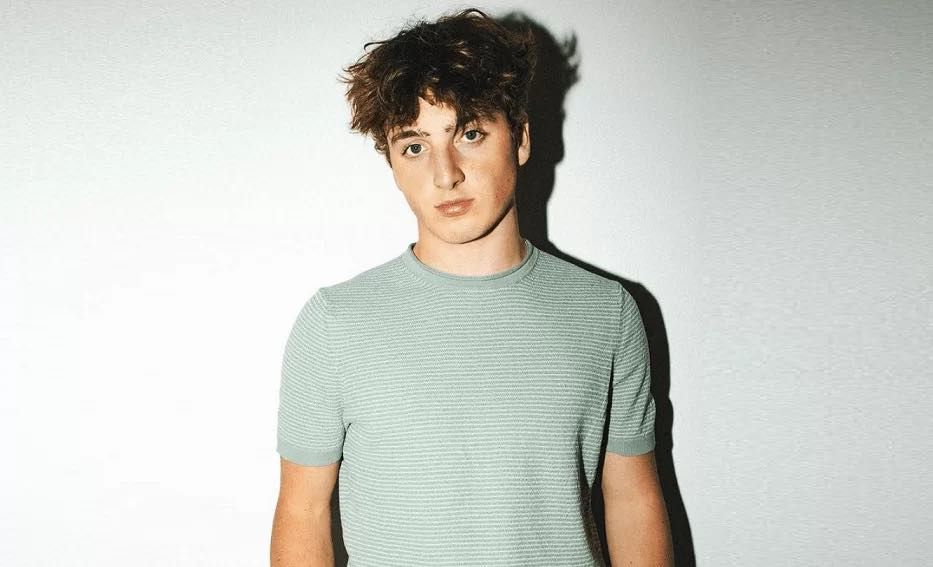 Бенсон бун. Benson boone beautiful. Benson boone ghost town. Benson boone. Benson boone beautiful.